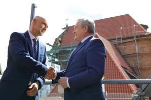 Wiatrowskaz w kształcie żurawia powrócił na modernizowany zabytkowy dźwig portowy w Gdańsku