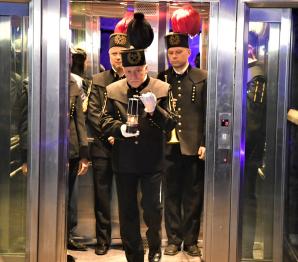 Wiceminister Andrzej Śliwka na przekazaniu Ognia Pokoju w Kopalni Soli ,,Wieliczka”: niech dzisiejsza jego prezentacja stanie się naszym głośnym i jednoznacznym apelem o pokój