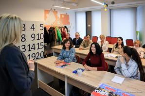 Małżonka Prezydenta spotkała się z uchodźczyniami z Ukrainy, które uczestniczyły w pierwszej lekcji języka polskiego w RiO EDU Centrum. Kurs został zorganizowany z inicjatywy Agaty Kornhauser–Dudy i Omeny Mensah