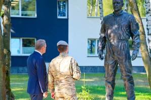 [VIDEO] Polska bezpieczna dzięki swoim żołnierzom – Premier Tusk w jednostce elitarnej GROM