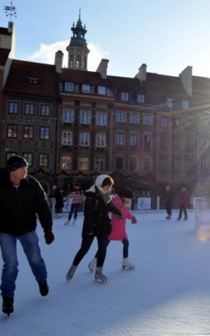 Warszawa: Świetna zabawa na staromiejskim lodowisku (video)