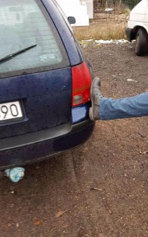 [VIDEO] Kolejne niejasności w sprawie rzekomego dźgnięcia nożem przez nauczyciela. Czy uciekając, nauczyciel uderzył tyłem swojego auta w samochód ofiary? Czy może ktoś w auto nauczyciela kopnął?