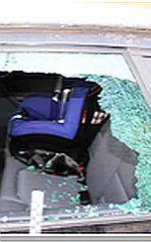 Policjant po służbie zatrzymał mężczyznę, który wybijał młotkiem szyby w zaparkowanych przy drodze samochodach