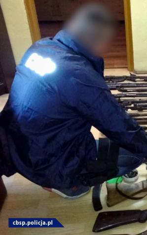 [VIDEO]  Potężne uderzenie w nielegalny rynek broni – 63 osoby podejrzane i zlikwidowane „arsenały”. Nielegalny towar był przemycany do Polski z Europy Zachodniej oraz Czech 