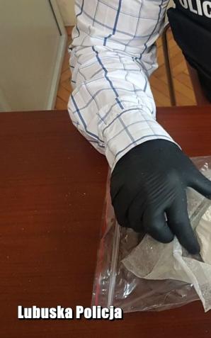 [VIDEO] Nietypowy finał interwencji związanej z ratowaniem życia. Policjanci zabezpieczyli ponad ćwierć kilograma narkotyków