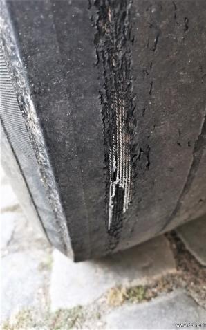 Ruszył w drogę na kompletnie „łysych” oponach