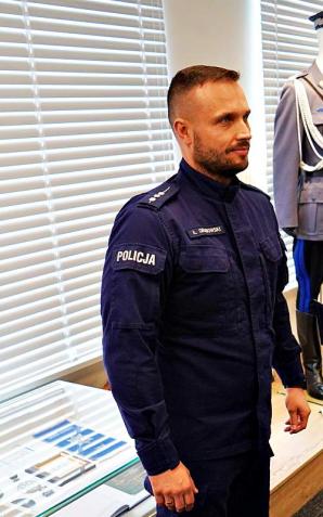 [VIDEO] Starszy aspirant Łukasz Grabowski wskoczył do Wisły i uratował życie 16-latki. Gratulacje dla toruńskiego policjanta!