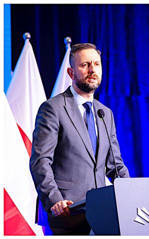 [VIDEO] - Potrzebujemy europejskiego programu na rzecz zbrojeń, potrzebujemy bezpieczeństwa łańcucha dostaw komponentów do przemysłu zbrojeniowego, potrzebujemy niezależności europejskiego i polskiego przemysłu zbrojeniowego. (…) Tak postrzegam potrzebę in