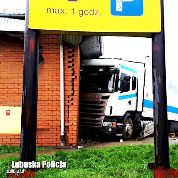 Wjechał TIRem w budynek marketu. Mogło dojść do tragedii