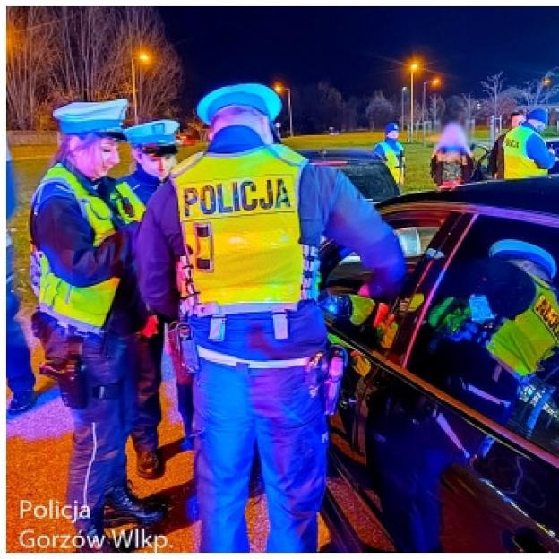 [VIDEO] Nocny zlot aut zakończony zatrzymanymi dowodami rejestracyjnymi i mandatami