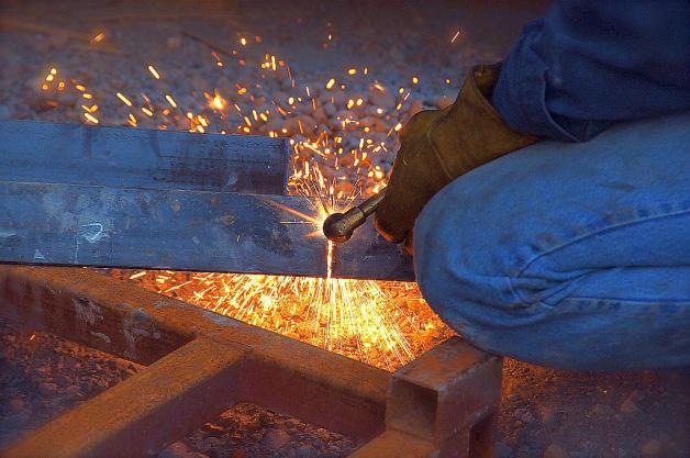 Przez braki w systemie edukacji w Polsce jest deficyt spawaczy, mechaników, hydraulików i szwaczek