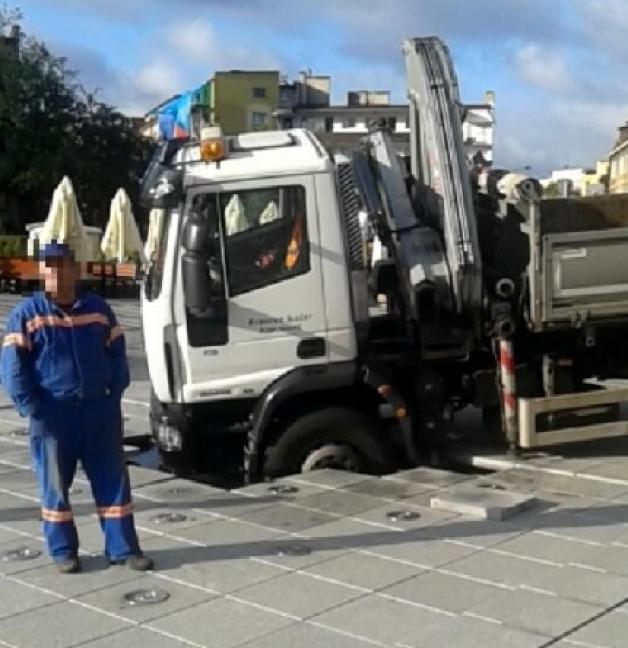 Fontanna i po fontannie… Ciężarówka najechała na płytki!