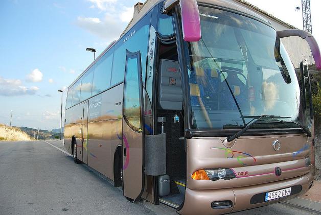 Polacy wciąż chętnie podróżują autokarami. Przekonuje ich rozbudowana siatka połączeń i niskie ceny