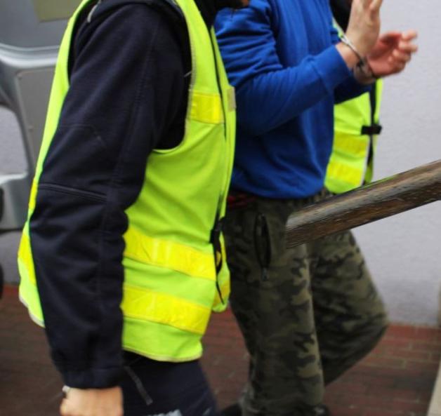 Z pałką teleskopową na auta, z nożem na policjanta. Szybko obezwładniony i zatrzymany