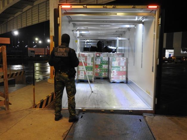 Ujawniono i zabezpieczono nielegalne wyroby tytoniowe o wartości 1,5 miliona złotych. Krajem docelowym miała być Francja