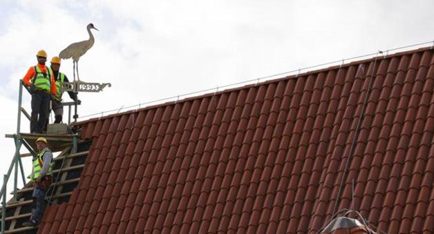 Wiatrowskaz w kształcie żurawia powrócił na modernizowany zabytkowy dźwig portowy w Gdańsku