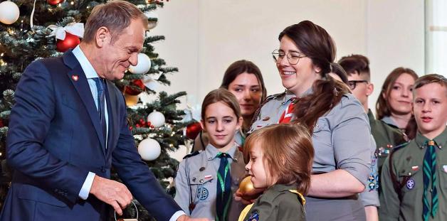 [VIDEO] Premier Donald Tusk przyjął od harcerzy Betlejemskie Światło Pokoju