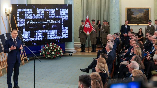 [VIDEO] Wręczenie not identyfikacyjnych rodzinom ofiar totalitaryzmów